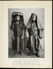 Côte à côte deux femmes juives d'Erfoud dans le Tafilalet