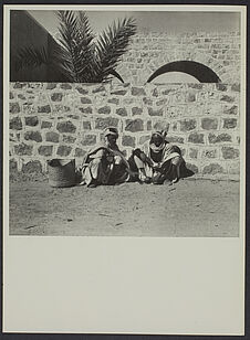 El Goléa, Sud algérien [Deux hommes accroupis devant un mur]
