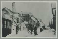Saint-Pierre et Miquelon ; Saint-Pierre la rue des Garachois [sous la neige]