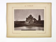 Porte de la citadelle de Bac-Ninh par laquelle entrent les Français