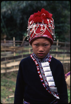 Jeune fille au costume orné d'argent