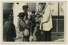 Baptême d'un enfant tibéto-loutze par le père Burdin à Bahang