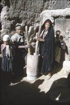 Femmes berbères pilant le grain