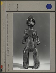 Statuette féminine en bois, hauteur : 28 cm
