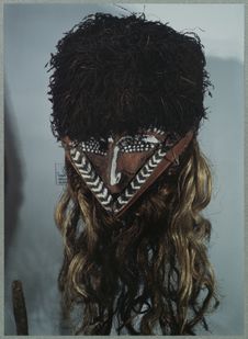 Sans titre [masque à barbe blonde et chevelure sombre]