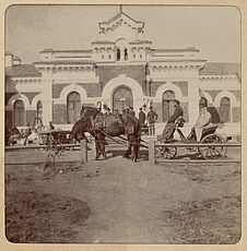 Station Kourgane [calèche devant la gare de Kourgane]