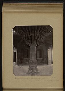 Fattehpure-Sikri, remarquable pilier central dans l'intérieur du…