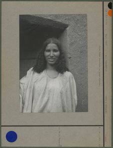 Jeune femme touarègue en abaya blanche
