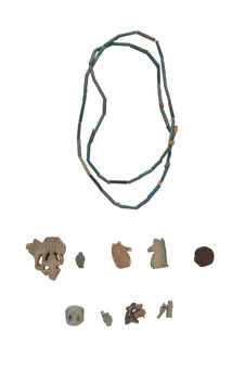 Collier et amulettes