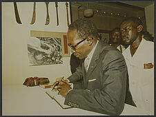 Sans titre [Visite de Léopold Sédar Senghor au musée de la Côte d'Ivoire à…