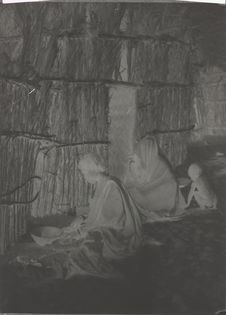 Une femme kanouri du Kaouar écrasant le mil pour faire la kesra