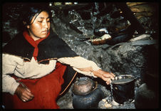 Femme faisant la cuisine