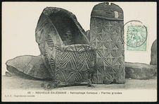 Nouvelle-Calédonie. Sarcophage canaque. Pierres gravées