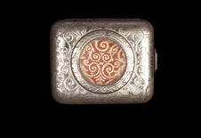 Petite boîte en métal contenant un Coran miniature