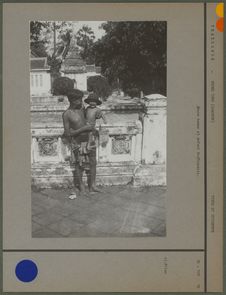 Jeune homme et enfant thaïlandais