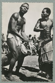 Bouar (Oubangui-Chari) : tam-tam accompagnant des danses de circoncis