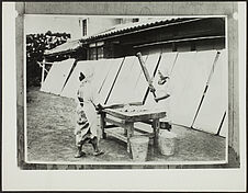 Sans titre [fabrication du papier japonais; femmes en train de battre des…