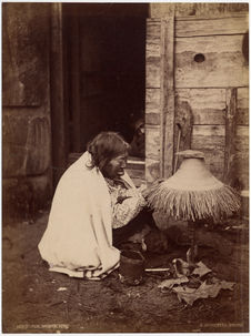 Femme Haida tressant un chapeau