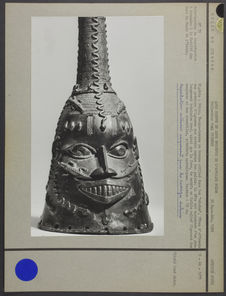 Masque-heaume en bronze figurant une tête ornée de motifs de reptiles