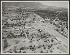 Sans titre [vue aérienne de Teotihuacan]