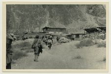 La caravane traversant le village de Tchrana
