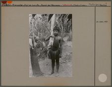 Indien Yahua rapportant à la case des palmes d'aguaje