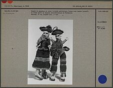 Couple de poupées en laine tricotée multicolore