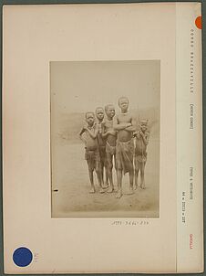 Groupe d'enfants ogangalas