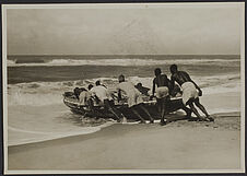 Lancement d'une pirogue sur la barre, Cotonou, Dahomey