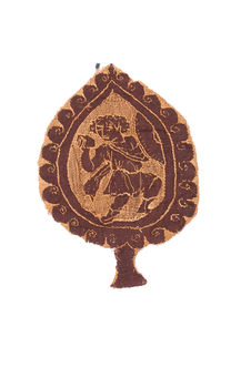 Fragment de tapisserie: arbre avec un personnage tenant un bouclier