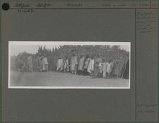 Enfants Kanouria devant "l'école"