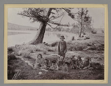 Sans titre [jeune homme et enfants posant près d'un lac]