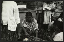 Indienne Kakchi au marché de Coban