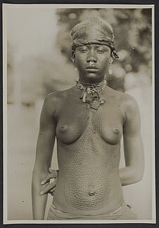 Jeune fille coniagui, vue de face, Youkounkoun, Gaoual, Guinée