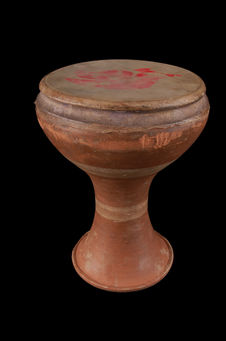 Tambour sur poterie en calice