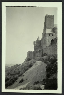 Carcassonne, extérieur du château et tour sarrasine