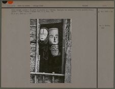 Trois masques exposés à la porte de derrière de l'ébandja