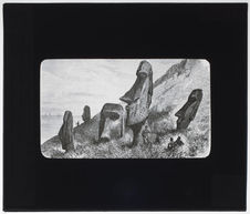 Têtes colossales en pierre aux environs de Rano-Raroku