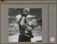 Femme Wagogo avec ceinture en fil de fer autour des reins