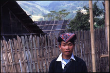 Jeune homme au marché de Muong Hum