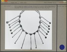 Collier composé de plaquettes d'argent