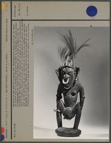 Statuette en bois porteuse de masque Bana