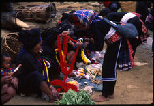 Jeune femme Hmong venant choisir la laine rouge chinoise, vendue par les femmes…