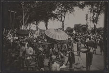 Défilé du cortège royal de S.M. Monivong près du pont de Verneville à Phnom Penh