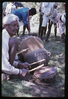 Instruments de musique divers et fabrication de la guimbarde en fer