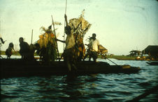 Nouvelle-Guinée, Sepik [Kambot, Keram ; personnes costumées dans des pirogues]
