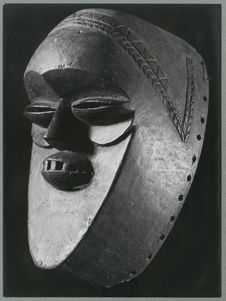 Masque de type féminin ou Tolou. Bété. Côte d'Ivoire