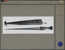 Couteau-poignard et gaine, bois décoré