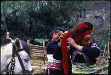 Femmes refaisant leur chignon de cheveux naturels, postiches et laine
