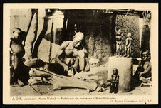 Fabricant de statuettes à Bobo Dioulasso